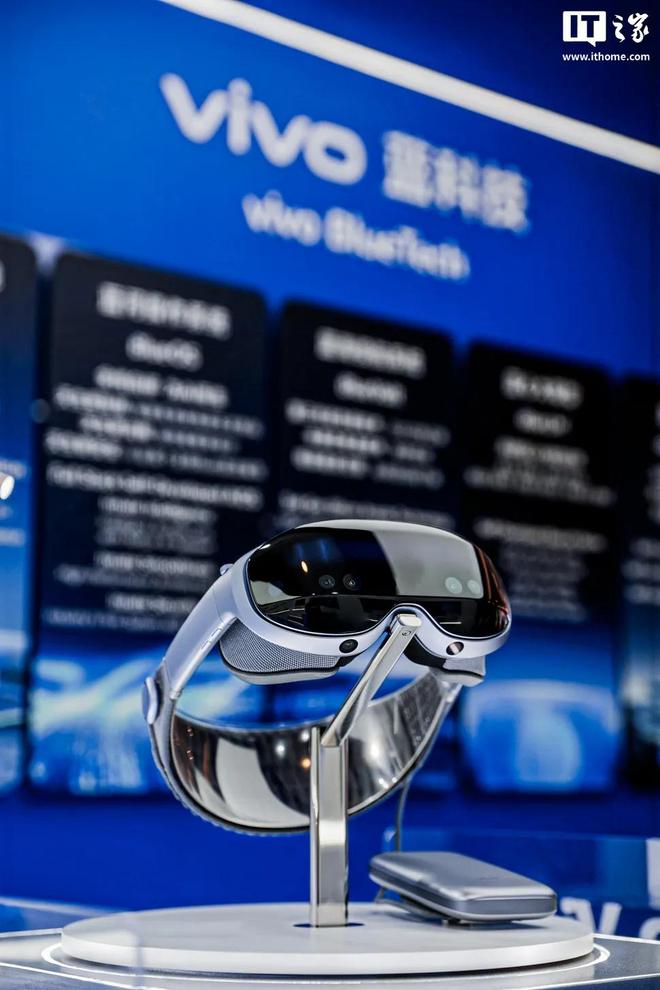 Vision 头显双指捏合“轻松上头”冰球突破央视朱广权提前体验 vivo(图4)