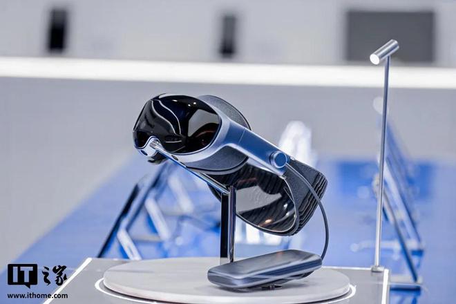 Vision 头显双指捏合“轻松上头”冰球突破央视朱广权提前体验 vivo(图2)